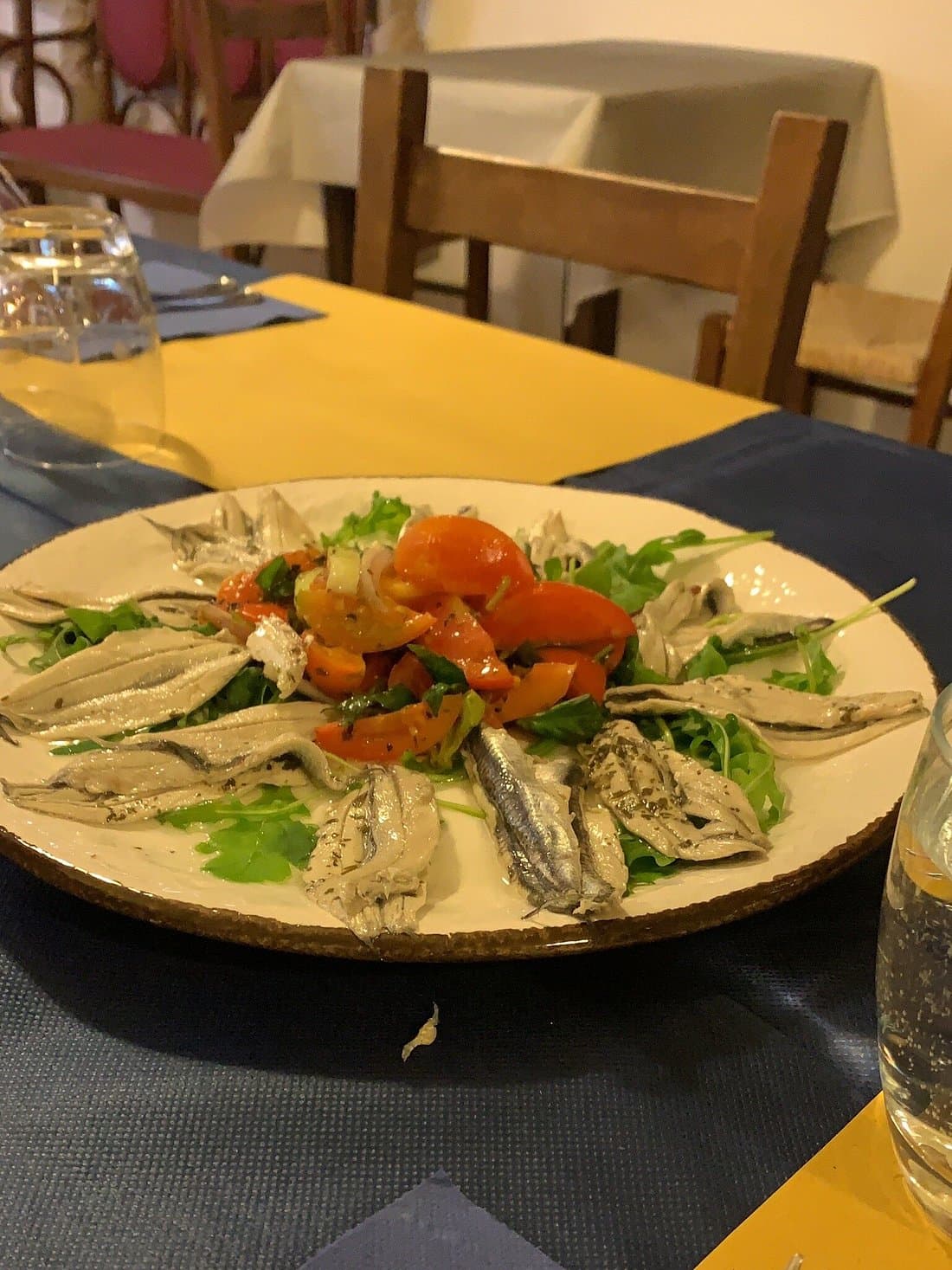 Alici marinate con pomodorini e rucola