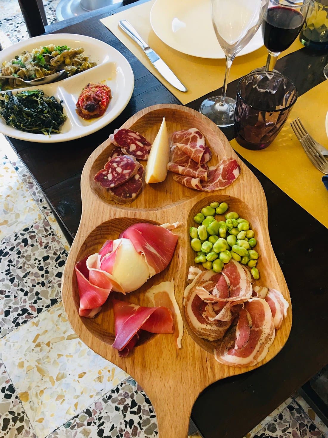Tagliere con salumi, formaggi, fave e verdure