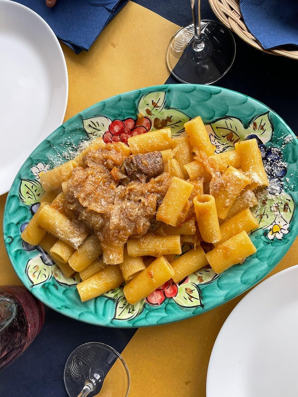 Rigatoni con carne su un piatto decorato