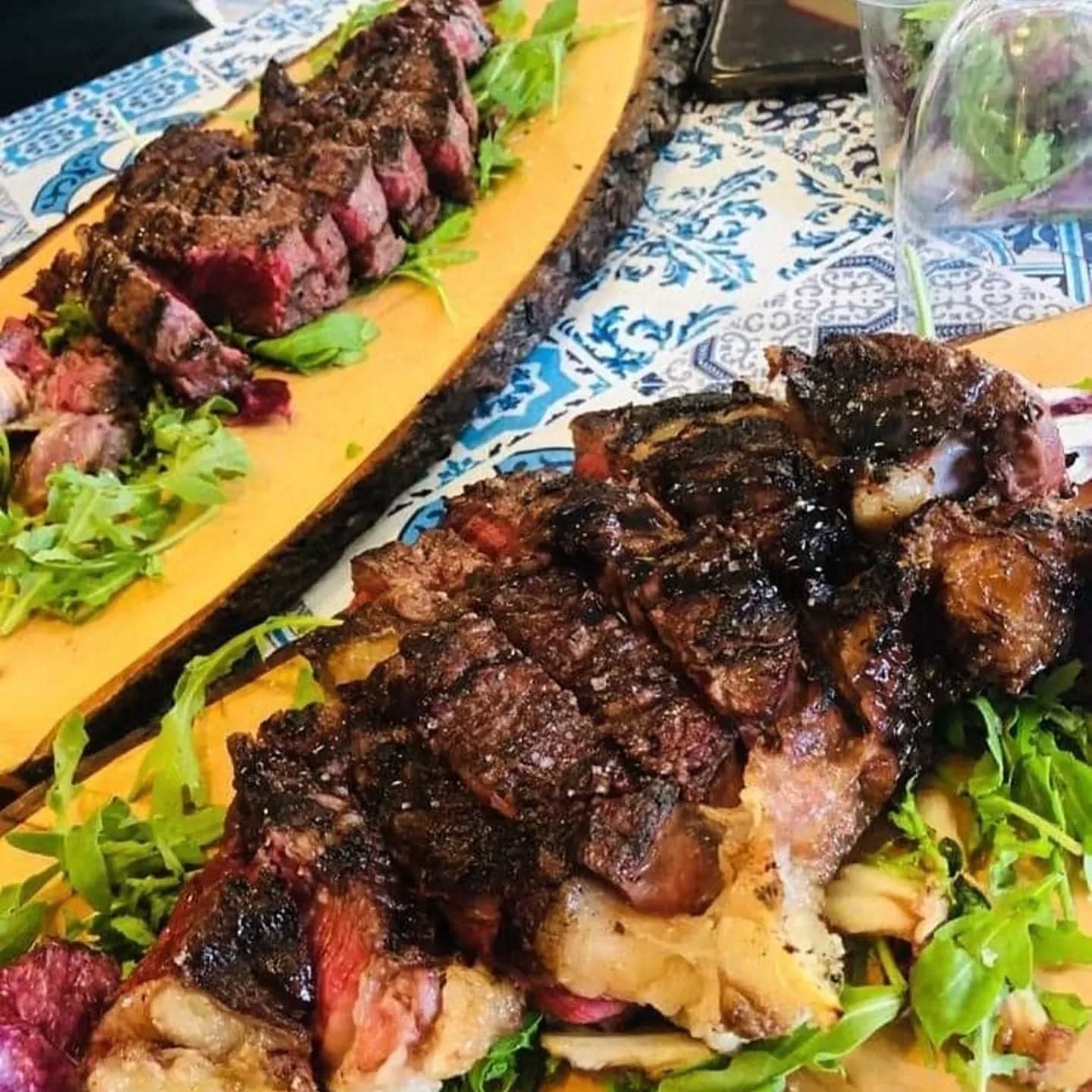 Grigliata di carne su un tavolo di maiolica